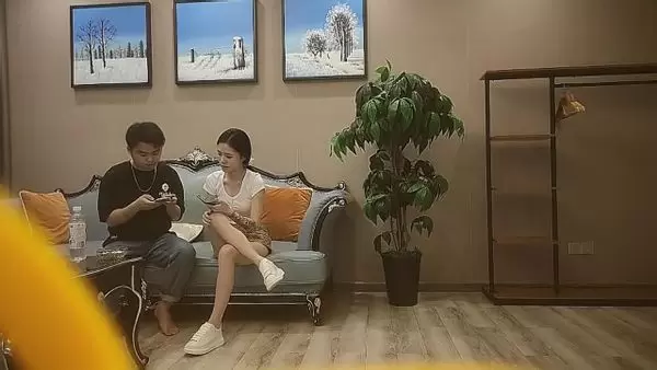 [我有一台拖拉机]顶级高端外围场，苗条00后女神，清纯初恋脸，小仙女在仙丹加持下到达高潮