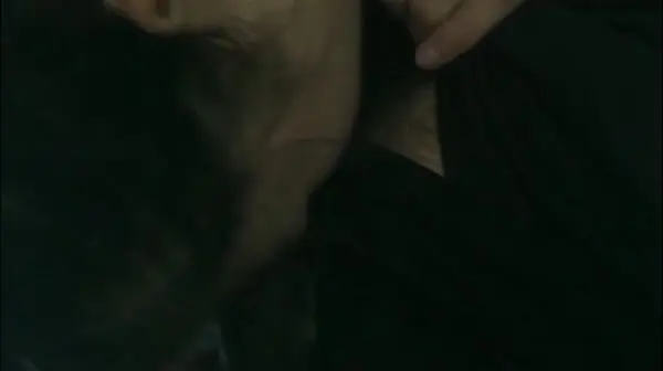 下班送女同事回家停在人来车往的路边口交 果然牛逼 女的口起来忘我境界 波波波的想个不停