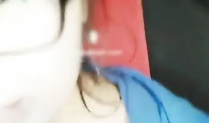 对白有趣戴眼镜萝莉主播勾搭貌似很饥渴的34岁网约车司机车内激情