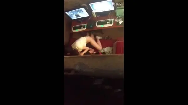 手机偷拍 网吧间 男女情侣忍不住心急就干炮了