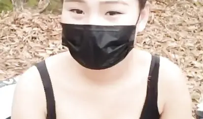 大奶美女主播穿着网袜和粉丝炮友在户外小山坡野战这样的位置很容易被人发现的