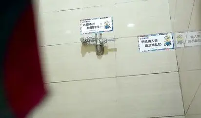 商场厕拍系列 颜值高的气质少妇抽烟的姿势也很销魂