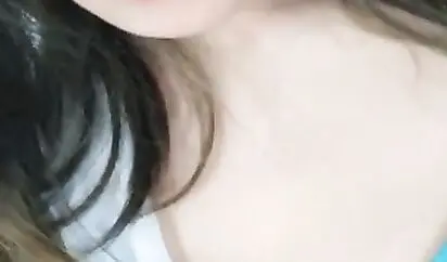 现在的主播真胆大为了吸粉大白天在高架桥下路边脱光了激战被骑车路过的大爷偷看