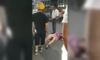 捉奸-老婆偷情人的事被老公发现 大街上狠狠揣性感的大屁股