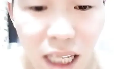 对白有趣的姐弟乱伦秀有狼友问是不是亲生的这弟弟长得太奇芭了有点像傻根