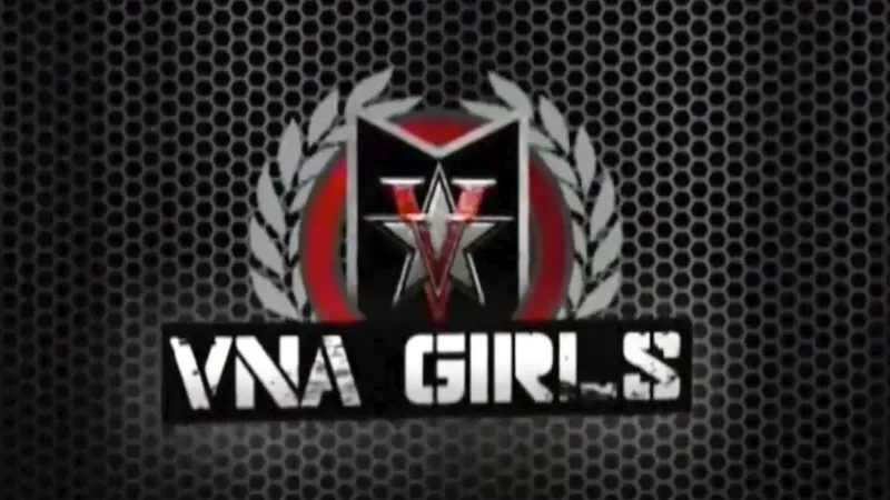 大胸金发女郎Candy在她的脚上得到大量的精液