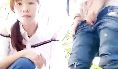 两个农村留守骚妇小姑子和嫂子勾引生产队里的护林员一起在野外小树林双飞 刺激