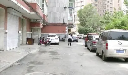 国产自拍情景剧 小美女被色狼盯上 尾随进入室内弄晕以后 脱光了强奸