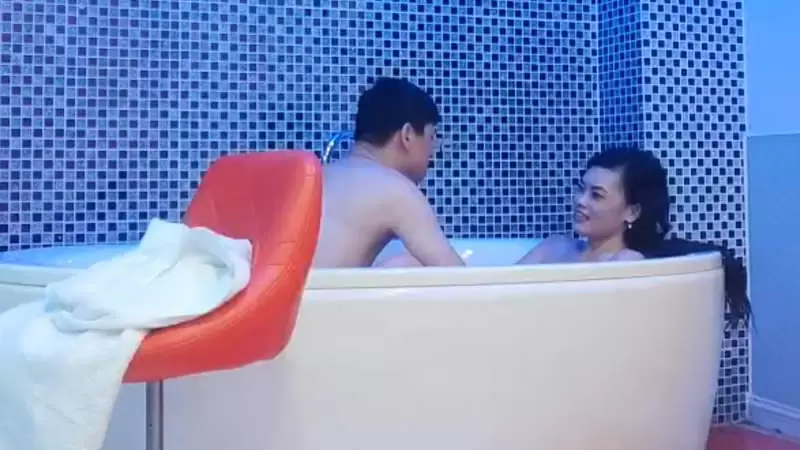 网聊良家少妇奔现约炮 爱情故事 从床上玩到浴室，多体位蹂躏抽插，搞的少妇高潮迭起浪叫不断刺激