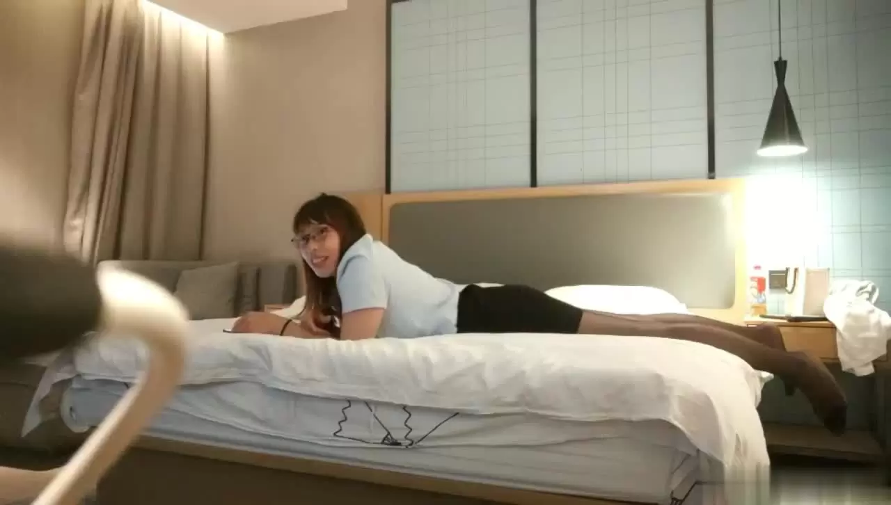 [小智寻花]酒店约操眼镜骚女，肉感身材69姿势口交，张开双腿正入爆操