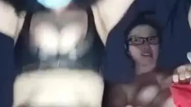 眼镜美眉带著亲姐姐勾搭看果园的卷毛哥哥