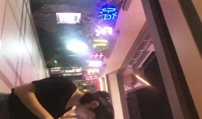 最新流出厕拍大神潜入商城餐厅女厕近距离偷拍妹纸嘘嘘出来故意打电话拍脸