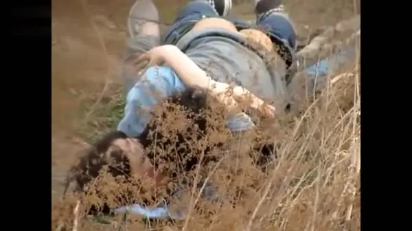 西安桃花潭 公园 两学生情侣 荒草掩护席地野战