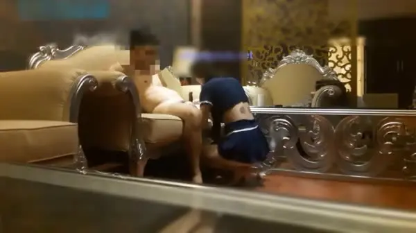 花钱约炮长发苗条小美女