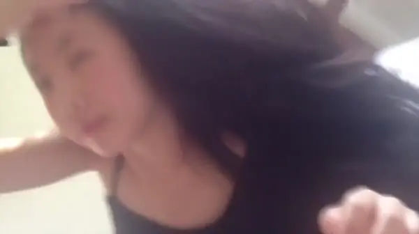 早晨刚刚睡醒的素颜湖南美丽妹子丽华吃洋男友的大鸡巴津津有味