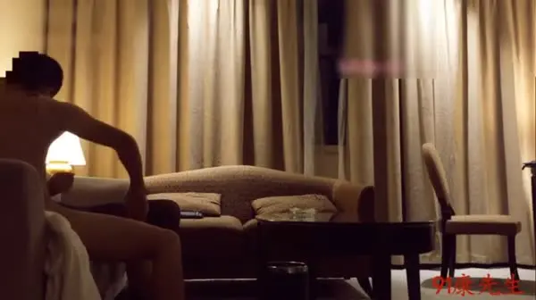 “好爽老公射给我”有钱大老板酒店大战94高挑黑丝公关女呻吟诱人不愿意在桌子上干说别玩高科技了容易死在这