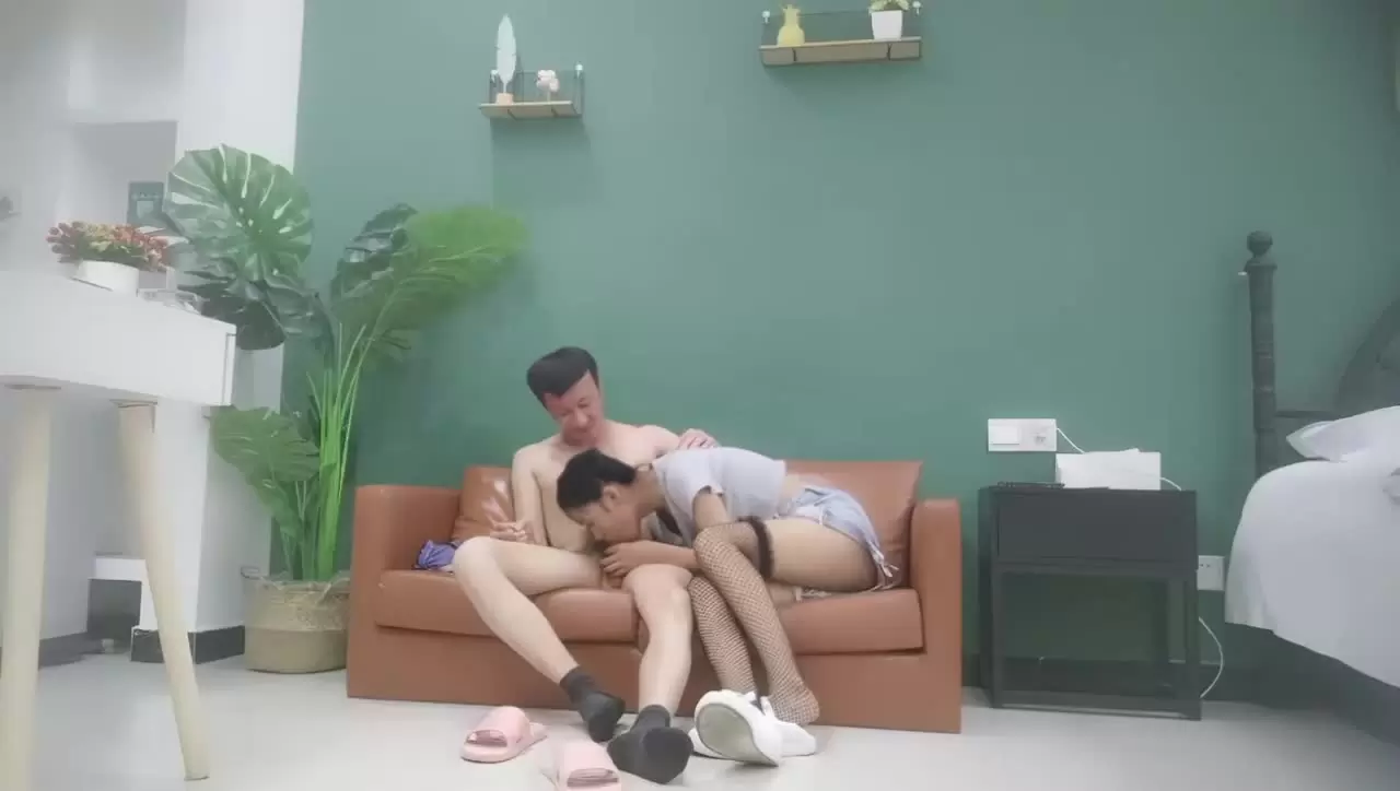 [乡村寻花]，出道以来颜值最高的一场，极品00后萌妹子，乖巧听话，沙发啪啪，尽享青春胴体的美好.