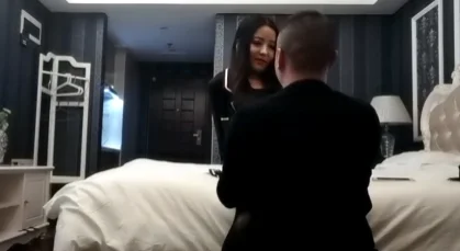 网红脸美女酒店约会 各种姿势激情高清视频