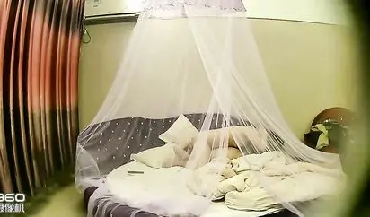 精品推荐小旅馆蚊帐内健壮小伙开着高音量电视操逼最后女朋友摆弄套套的精液