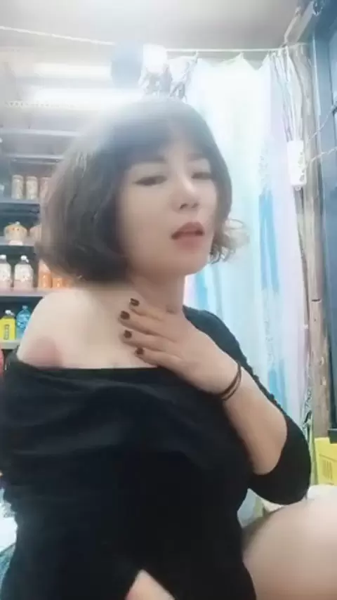 超市老板娘露脸看着店也陪狼友发骚 逼逼里塞着跳蛋漏出奶子玩弄 跟狼友互动撩骚跳蛋抽插骚穴把自己搞喷水