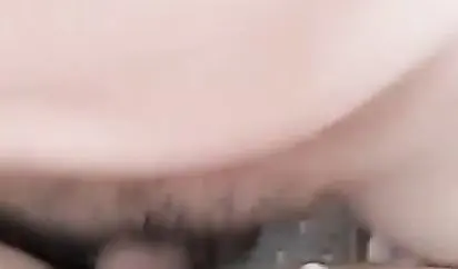 逼逼还算粉嫩的个性妹子和刚刮完屌毛的大鸡巴炮友野外车震连续草到妹子有点吃不消