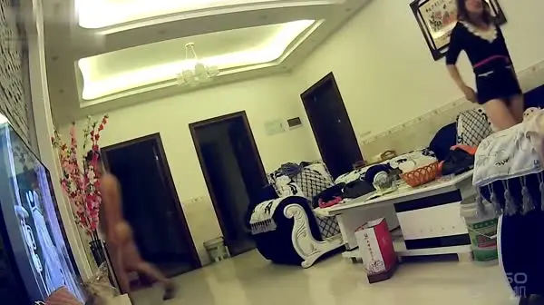 360水滴摄像头偷拍013-早泄哥客厅看个电视都鸡巴硬拔下老婆的内裤爽一下