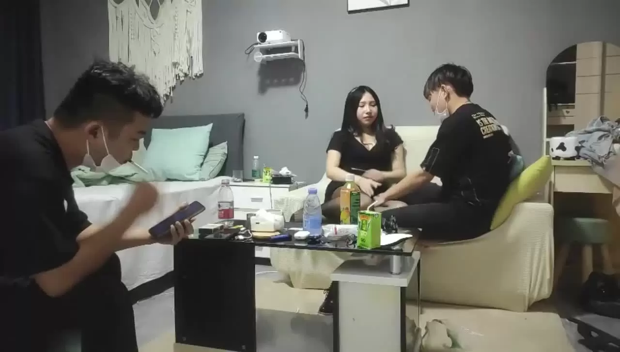 [熟女探花]今夜换外围，2600网约漂亮女神，粉胸翘臀，沙发女上位激情四射，兄弟围观尤物高潮