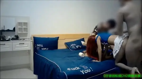 协同老铁高价约炮姐妹花外围模特制服高跟对着干轮流干这4P场面堪比A片现场