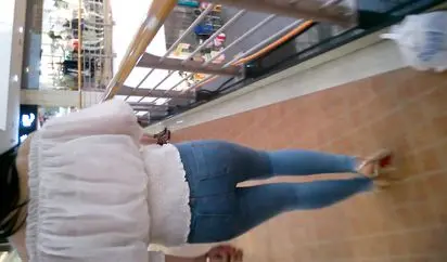 婚纱影楼偷拍大屁股美女化妆师上厕所