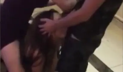 90后年轻小伙下班后请2位漂亮美女同事酒吧K歌 玩嘿后趁著酒劲锁住包厢门在里面淫乱啪啪 场面淫荡 国语