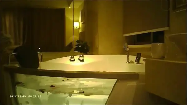 猛男大神FY老地方再约风骚独居少妇洗鸳鸯浴浴缸内开操回床上继续爆操连续高潮抱起来猛插像吃大力丸一样猛