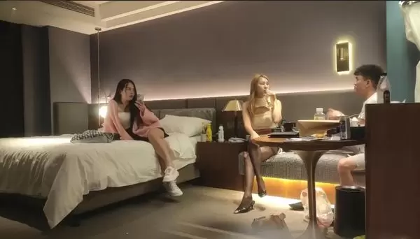 [胖子传媒工作室探花]高端继续，颜值身材无敌，175CM金发女神，点了两个妹子留一个，吊带白丝激情爆操