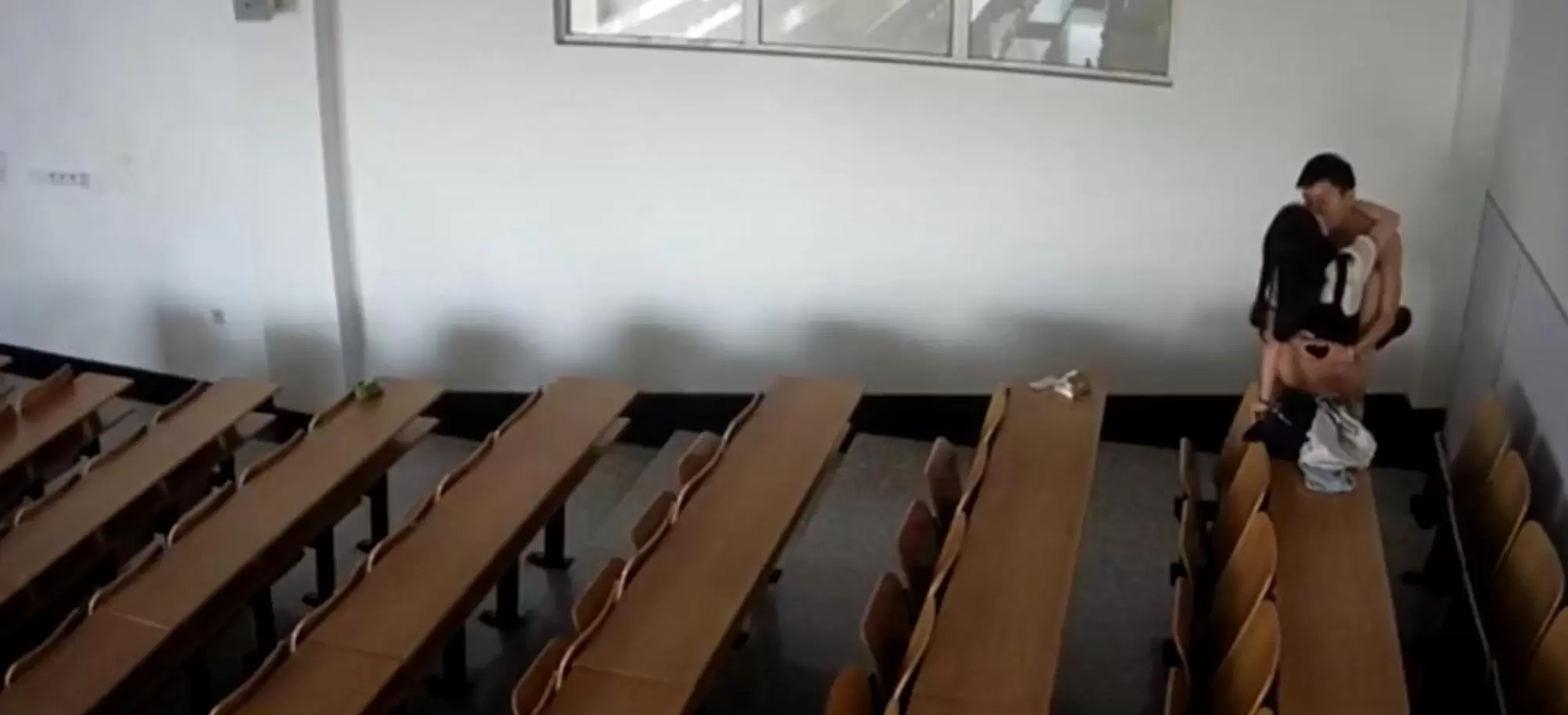 震惊 最新学校偷拍黑龙江某大学讲座教室学生情侣偷偷做爱 最新重磅新瓜