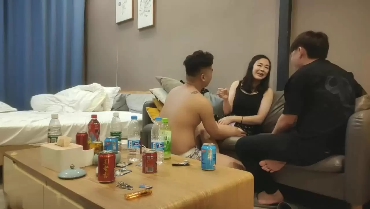 [胖子工作室探花]35岁极品美人妻，风骚妩媚，聊天调情